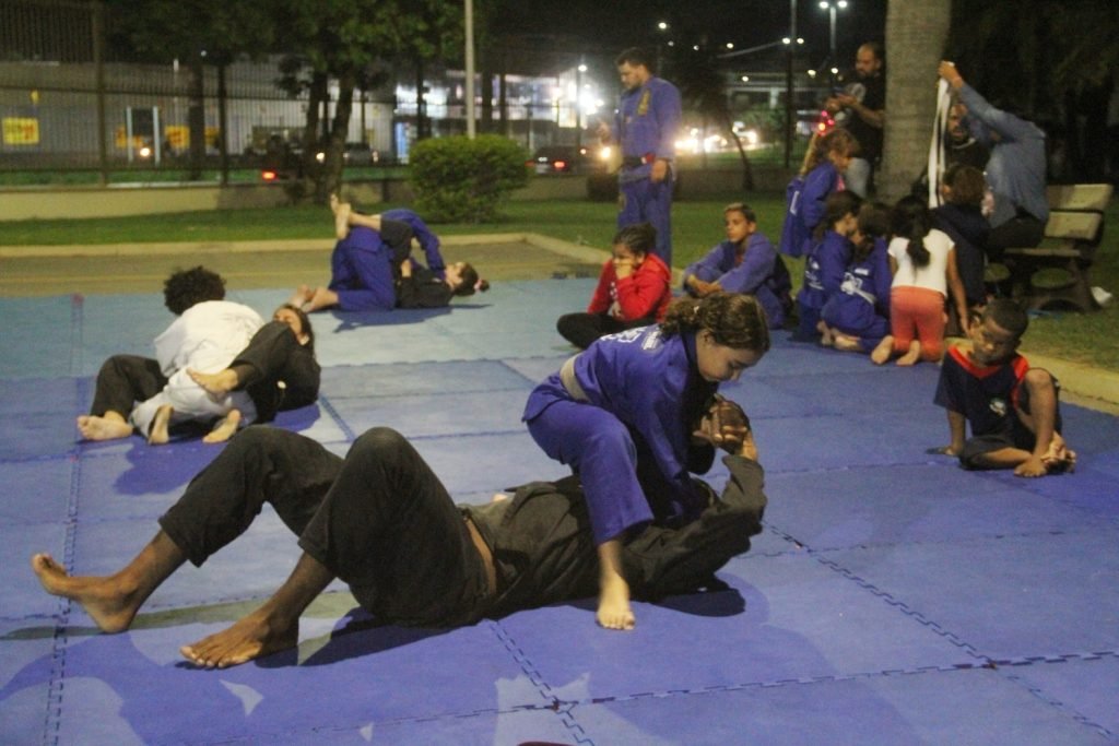 Esporte-em-Acao-Jiu-Jitsu-Fotos-Fabio-Guimaraes-19-1024x683-1 Jiu-jítsu gratuito transforma a vida de crianças e adultos em São Gonçalo — e você ainda pode participar!