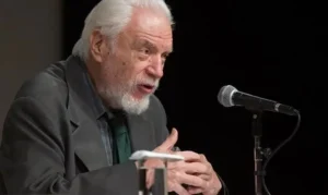 Morre Cícero Sandroni, ícone do jornalismo e da literatura, aos 90 anos, vítima de infecção. Velório será na ABL nesta quarta (18).